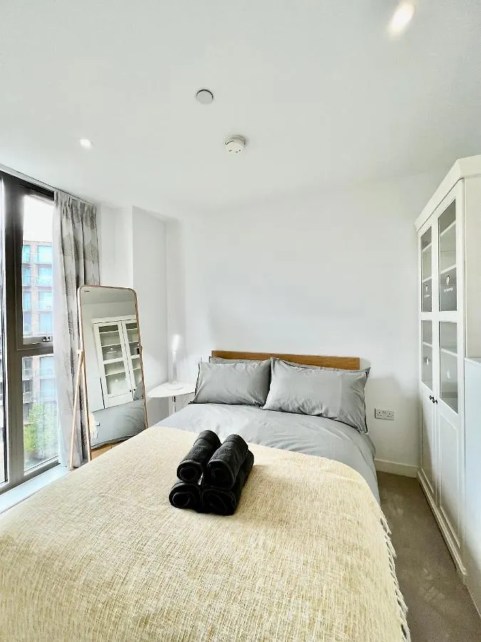 Luxury 2 Bedroom 2 Bathroom Apartment - London City Airport