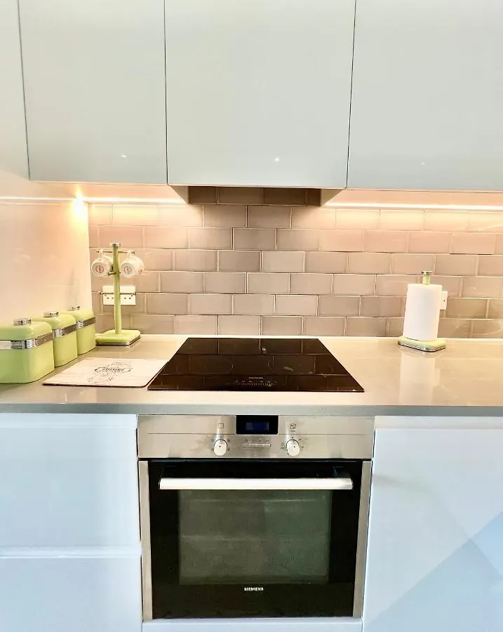 Luxury 2 Bedroom 2 Bathroom Apartment - London City Airport