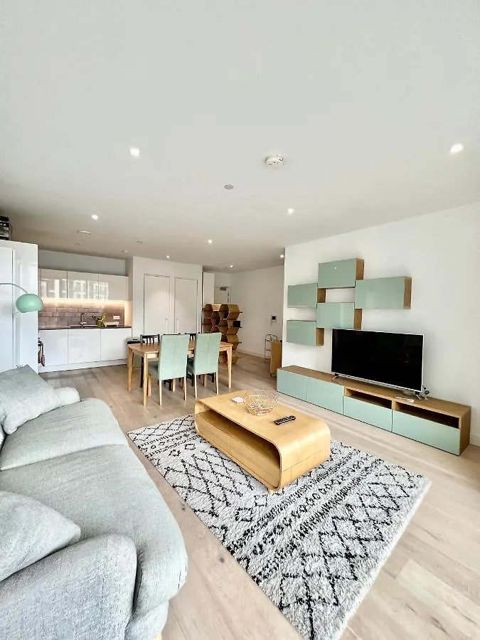 Luxury 2 Bedroom 2 Bathroom Apartment - London City Airport contacts